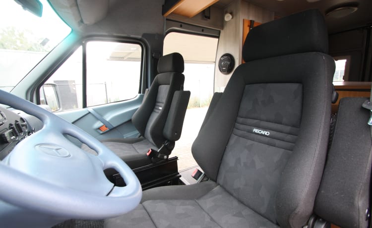 2p soigné. Mercedes Sprinter avec lit fixe XL et puissant 5 cylindres de 120 CV