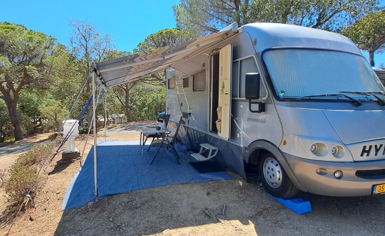 4 pers. Hymer B614 uit 2006