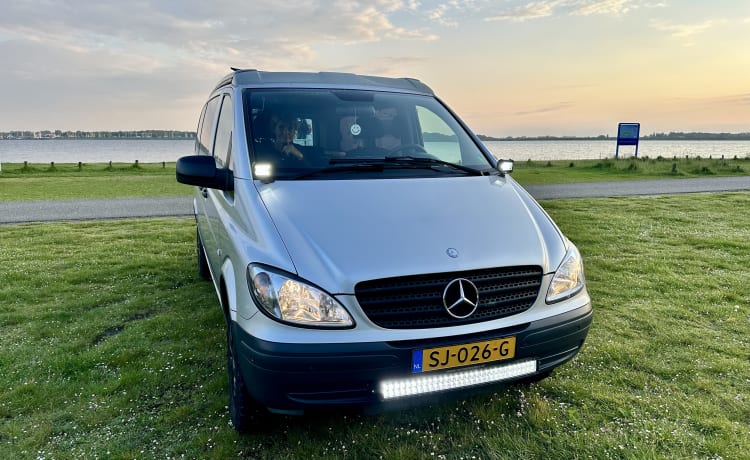 #ExplorerBuzzs – 2 (+2) Persoons MB Vito 4x4 Campervan (2009)