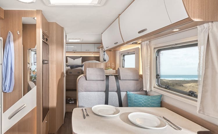 Carado T338 (nieuw) – Experience the freedom! Luxurious and fully furnished - length beds - XXL garage