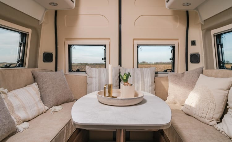 Dreamer Lounge – Comfort and cosiness on four wheels with the Dreamer Living Van