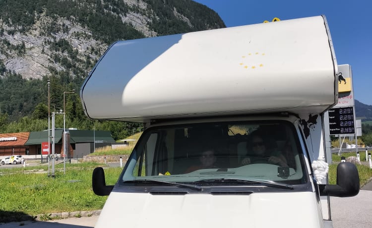 Atmospheric 5-person camper including bedding