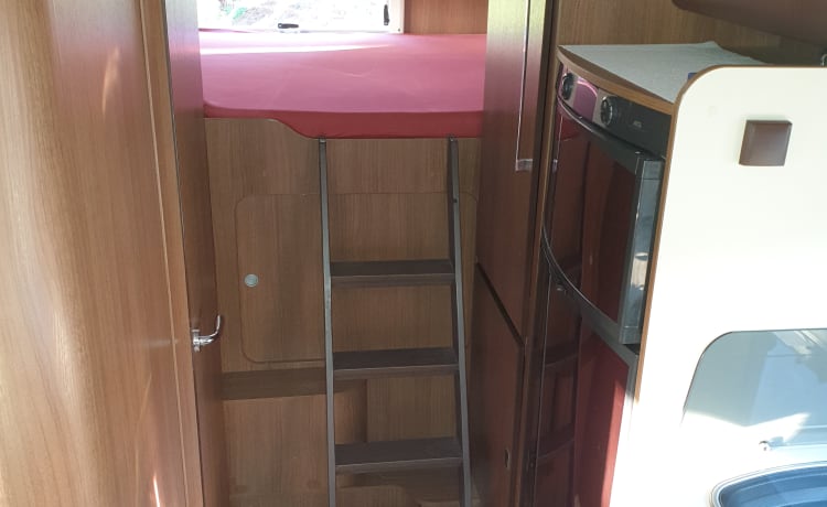 RollerTeam2 – Luxury Rollerteam camper, 5 belts and lots of storage space, fully furnished