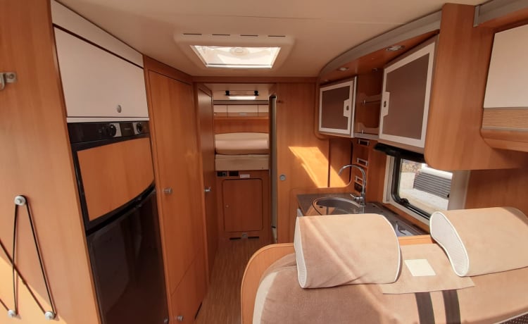 Mo – Fiat4p Dethleffs integrated uit 2009 zeer luxe en netjes. Ruime camper . 