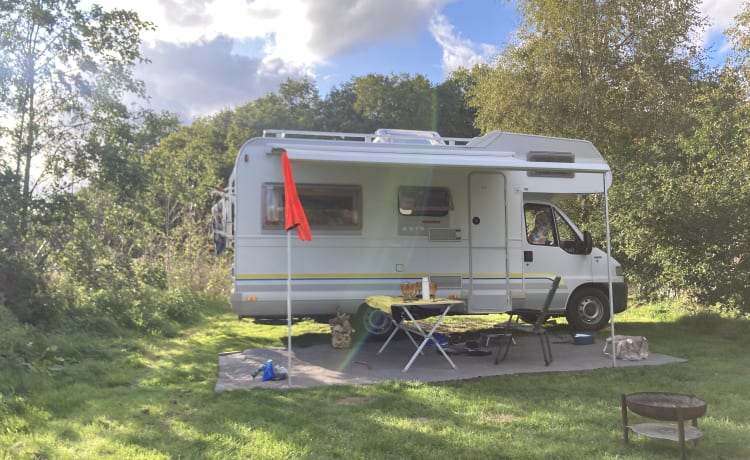 Little Miss Sunshine – Sunny spacious family camper with bed (6 persons)