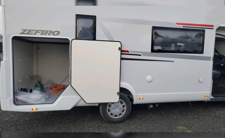 690 Zefiro automatic.  – 2022 Roller Team Zefiro 690 auto six berth + six travel on car license 