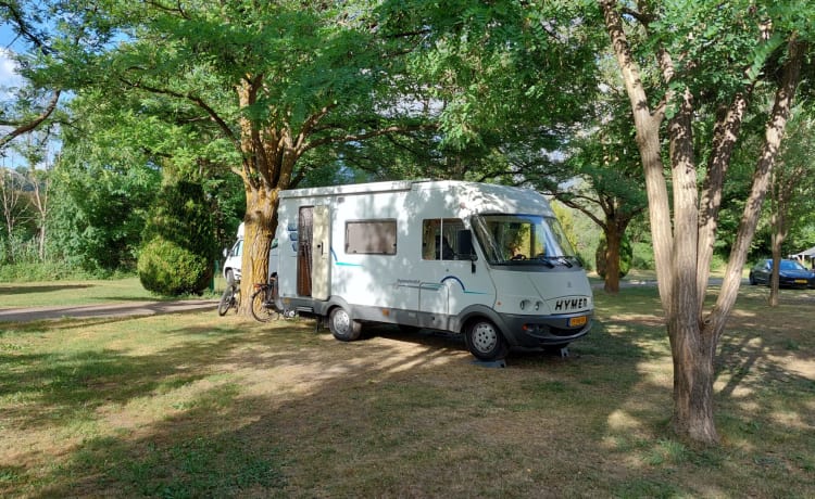 Cozy 5-person Hymer integral camper