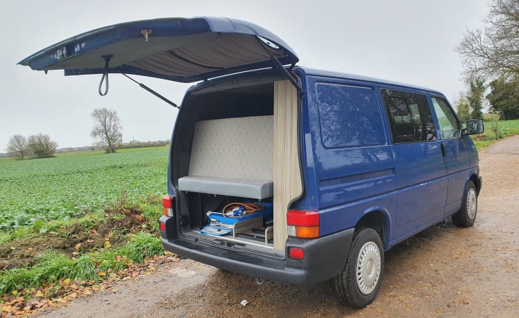 Hilary – Klassischer VW T4 mit manuellem 2-Bett-Wohnmobil