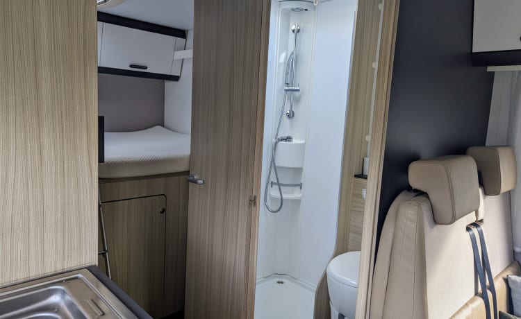 6p recente familie camper uit 2021 - Sun Living alcove