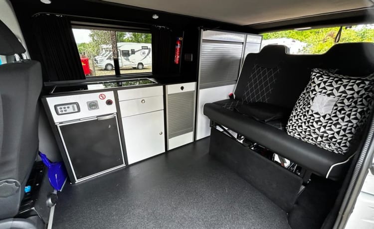 YR71KTO NOMAD LONDON – 4 Posti letto Nomad Camper LONDRA - ROMFORD