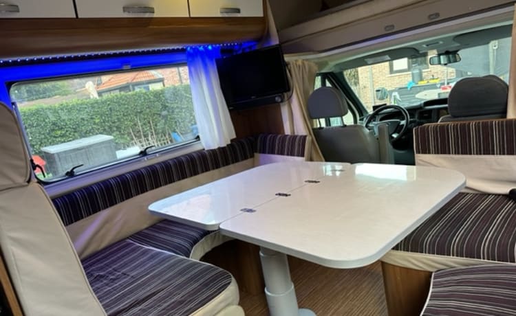 Rico – Prachtige 6p camper met 6 vaste slaapplaatsen -  Rimor alcove uit 2013