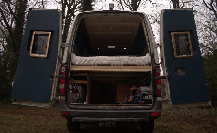 2/3er Volkswagen Bus von 2009 mit Solarpaneelen