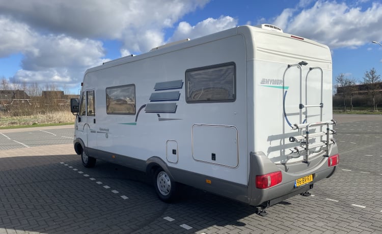 Wonderful 6 person Hymer B644 integral camper XXL garage