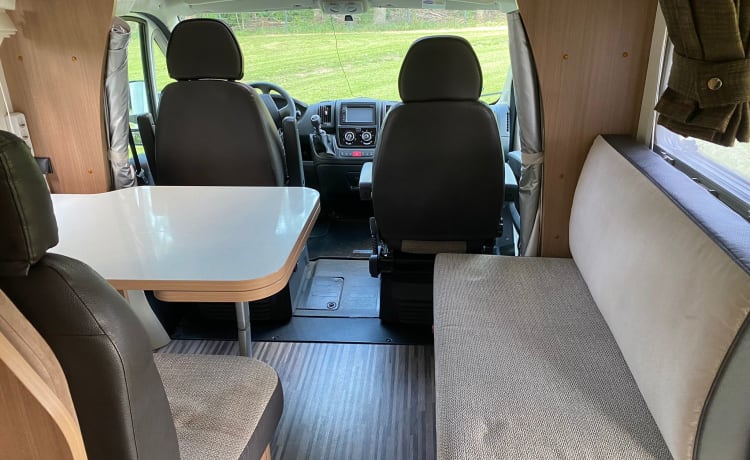 Mooie 4 persoons half-intergraal camper