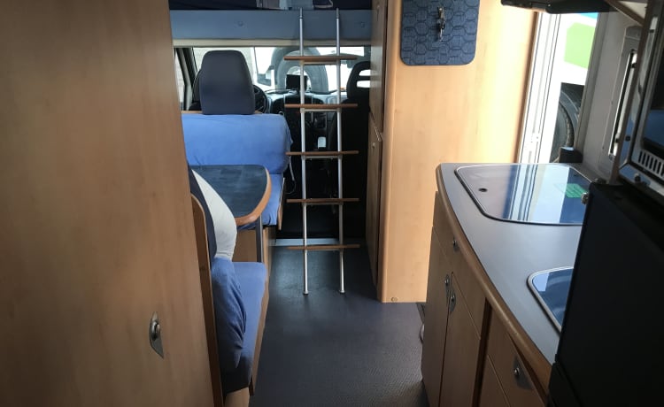 Our second home – Ruime 6 pers camper met 2 grote vaste bedden en ruime garage