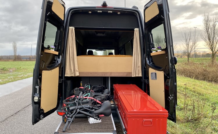 Luxury bus camper incl. E-bikes!