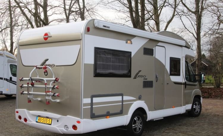 Neat, complete and comfortable family camper