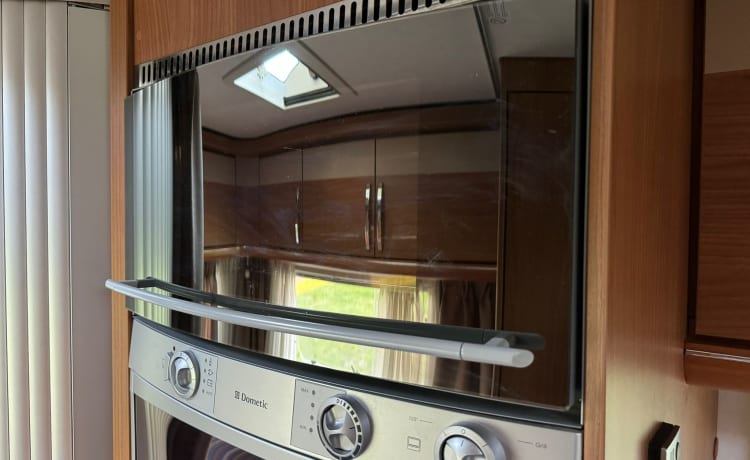 Spazioso Luxury 2P Hymer semi-integrato