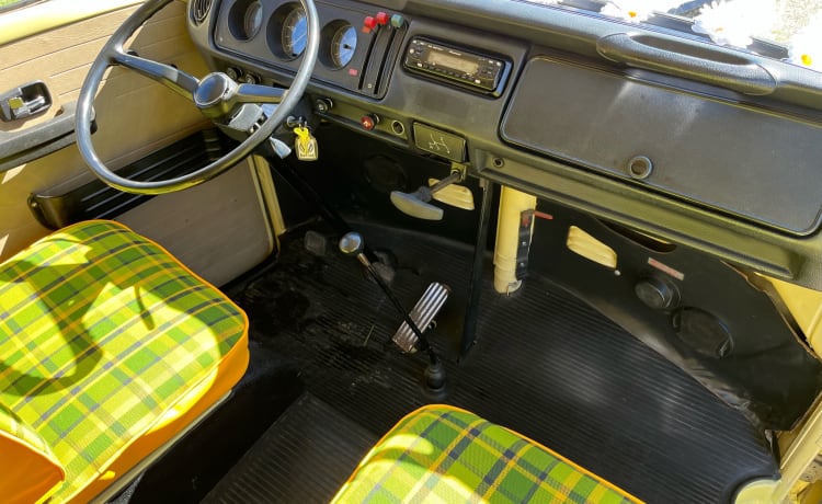 Kadek – Bus Volkswagen T2 de 1973, juste rénové