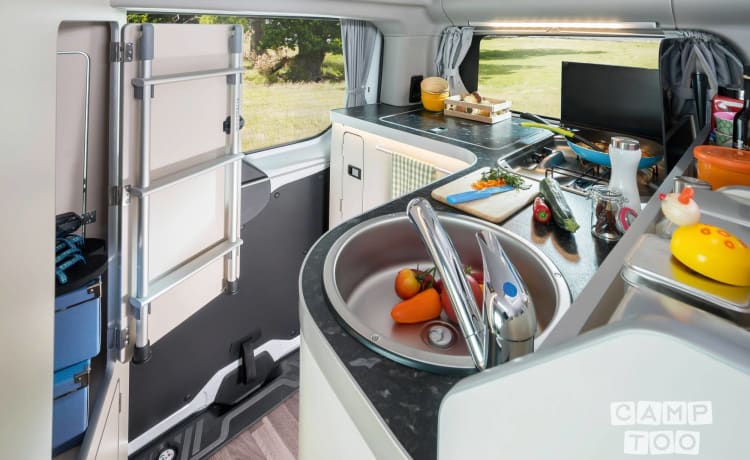 Luxury and complete bus camper - Ford Nugget Westfalia with lifting roof