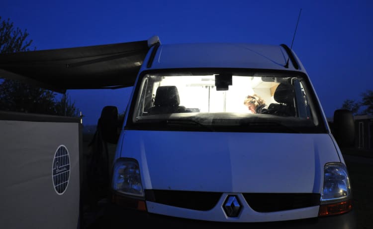 Fully equipped 2-person Renault camper van with bed up to 175 x 205 cm