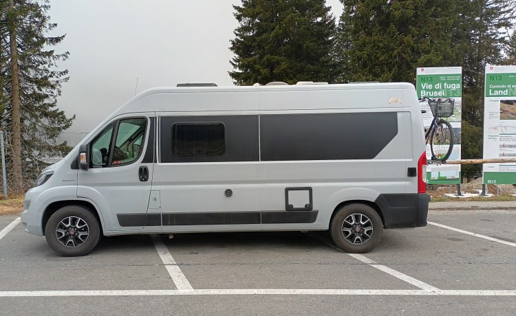 Very neat almost new Mooveo Van for rent, also long term possible.