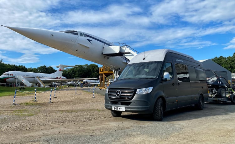 Avandra  – Avonturenbusje met garage, 4 zitplaatsen met gordel, tent en dakbed met 2 slaapplaatsen. 