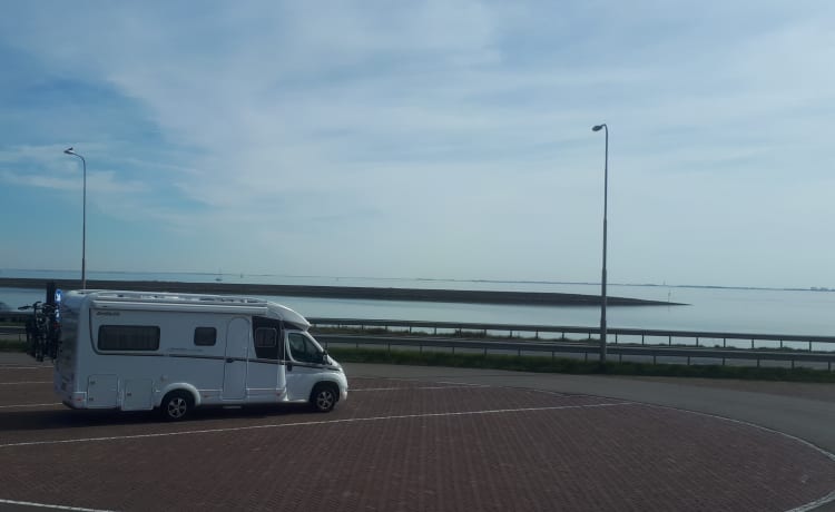 With a good feeling on holiday with this complete Dethleff Camper