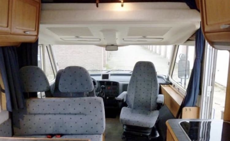 6 persoons hymer – Heerlijke integraalcamper (Hymer) met veel opbergruimte voor 6 personen