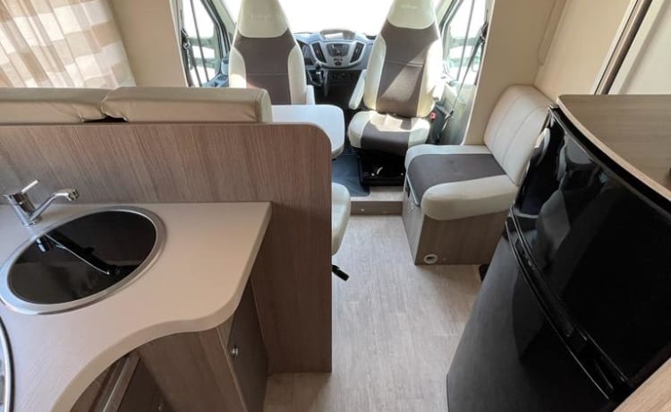 4 pers. challenger. Spacious, modern and luxurious camper with AIRCO and 2x TV.