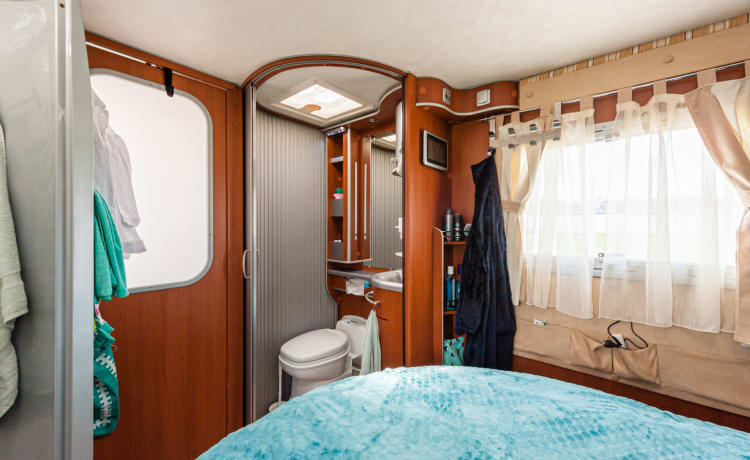 McJaCe – richly equipped 2 person camper with separate shower and toilet