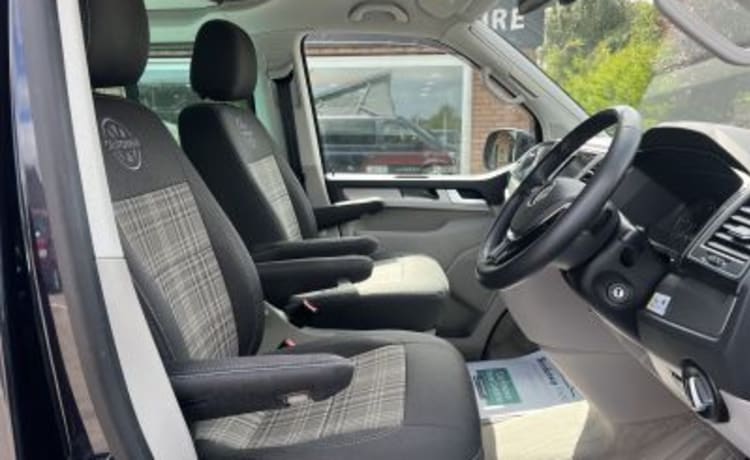 Roxie – 4 berth Volkswagen campervan from 2019