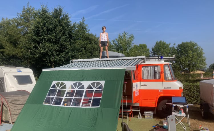 Henk – Nostalgische originele brandweerwagen voor 6 personen (C1)