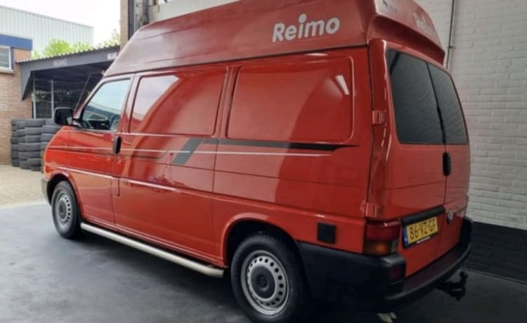 Ferrari onder de Volkswagens – 2p Volkswagen bus uit 2001