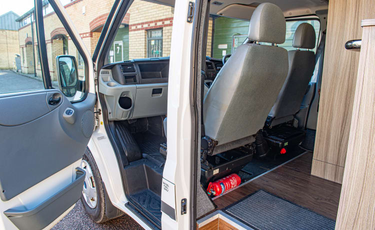 Ford Transit – Camper 2 posti letto con doccia, cucina, servizi igienici e TV