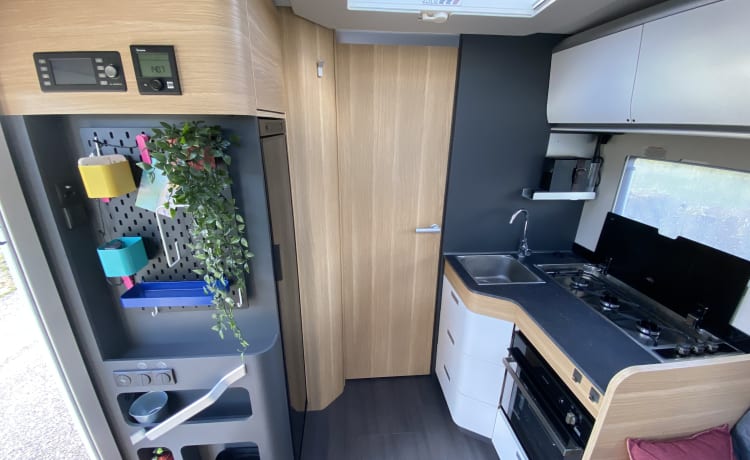 Coral suite on wheels – Luxus 2 Personen Adria Coral 650DL Automatik Teilintegrierter ab 2022