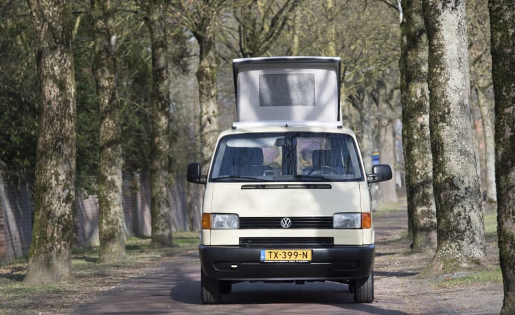 Desert - Cozy and robust VW T4 multivan with lifting roof