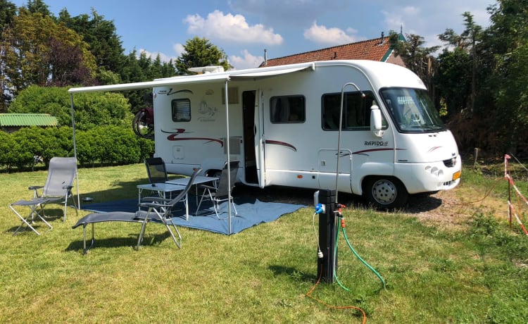 Schönes Wohnmobil zu vermieten! Mit Festbett und voll möbliert!