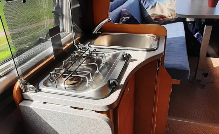 Camping-car d'usine compact mais spacieux avec siège rond confortable et pneus d'hiver