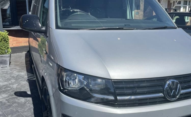 Silberner Volkswagen 2016 T6 Family Campervan mit 4 Schlafplätzen