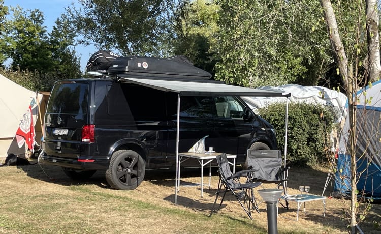 The Black Pearl – 2p Volkswagen bus uit 2020