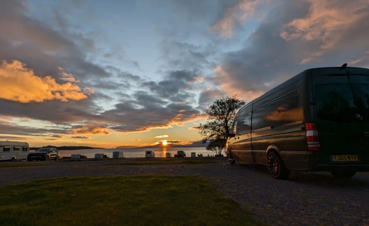 Luxury adventurer with large garage. – Mercedes CamperVan - Douche - Grote garage - Nieuwe verbouwing..