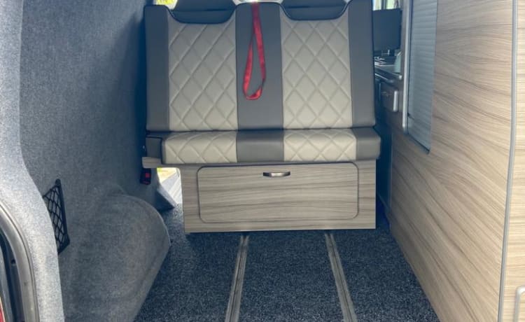 Luxe VW T5 automatische camper met 4 slaapplaatsen