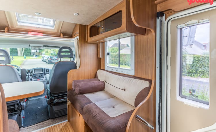 Nice Fiat semi-integrated camper for 5p