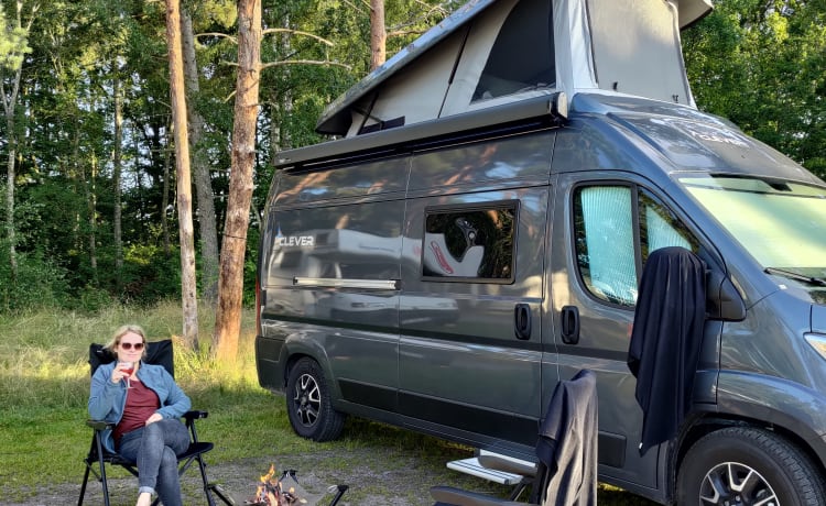 Clever Van with roof tent (4 persons) - Built in 2022