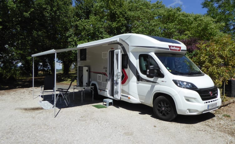 Voyager  – 2021 Challenger auto 4 persoons twin bed voor uw droomvakantie