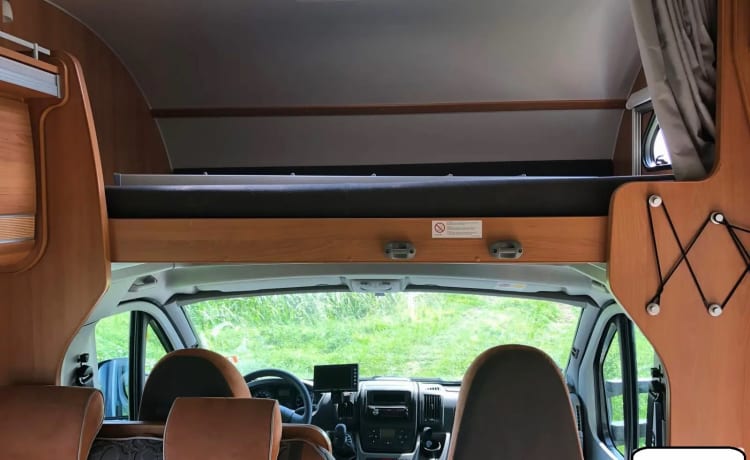 Beautiful, spacious camper with heating and air conditioning