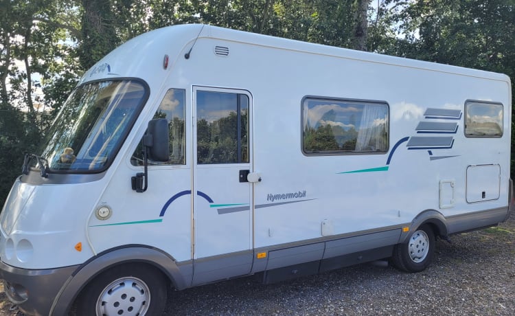 Campervriend – Beau grand camping-car avec air climatisé, grand auvent et beaucoup d'espace de rangement.