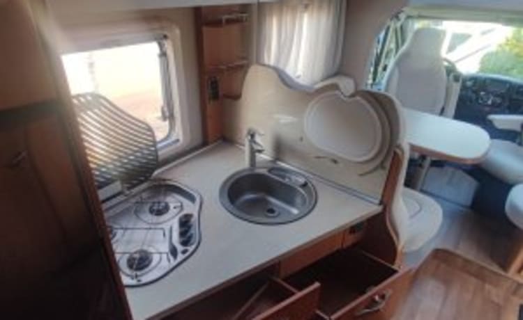 2p Hymer cl 588 semi-integrated uit 2014