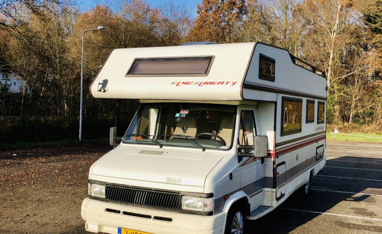 Grand camping-car 6 personnes à louer. Liberté LMC